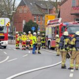 Einsatzkräfte der Feuerwehr und mehrere Feuerwehrwagen stehen vor dem „Gourmet-Tempel“ auf der Rottstraße in Recklinghausen.