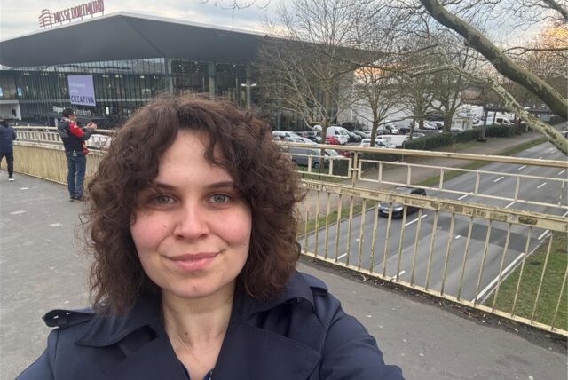 Reporterin Viktoria Degner steht an der Westfalenhalle/B1 und berichtet über den Anreiseverkehr des Länderspiels.