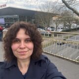 Reporterin Viktoria Degner steht an der Westfalenhalle/B1 und berichtet über den Anreiseverkehr des Länderspiels.