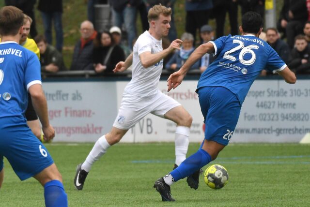 Jonas Pöhlker (am Ball) und der SV Wacker Obercastrop habe ndas Topspiel gegen die TSG Sprockhövel verloren.