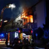 Flammen schlagen aus einer Wohnung eines Mehrfamilienhauses am Westerholter Weg in Recklinghausen. Eine Drehleiter der Feuerwehr ist in Stellung gebracht.