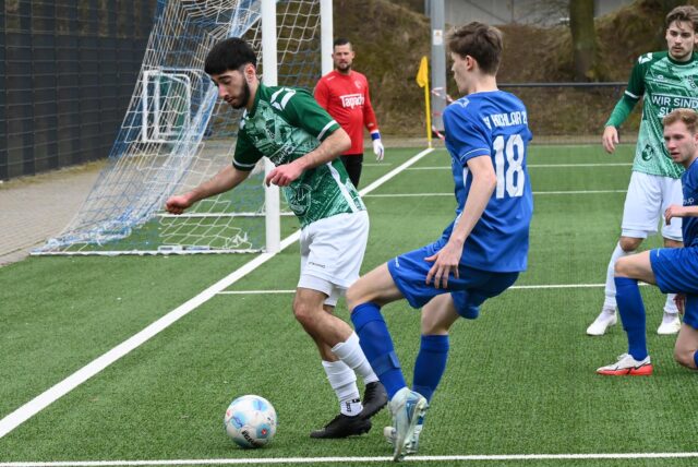 Eren Can Eray läuft einen Ball gegen Niklas Ohm ab
