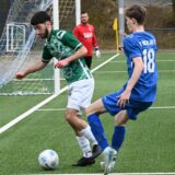 Eren Can Eray läuft einen Ball gegen Niklas Ohm ab
