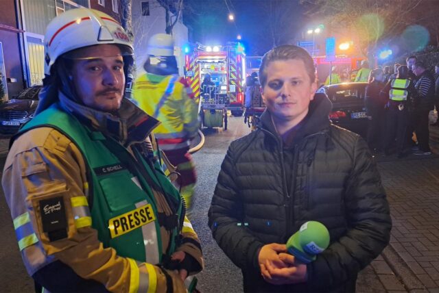 Feuerwehrsprecher Christian Schell steht mit Reporter Marc Gruber auf dem Westerholter Weg in Recklinghausen.