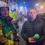 Feuerwehrsprecher Christian Schell steht mit Reporter Marc Gruber auf dem Westerholter Weg in Recklinghausen.