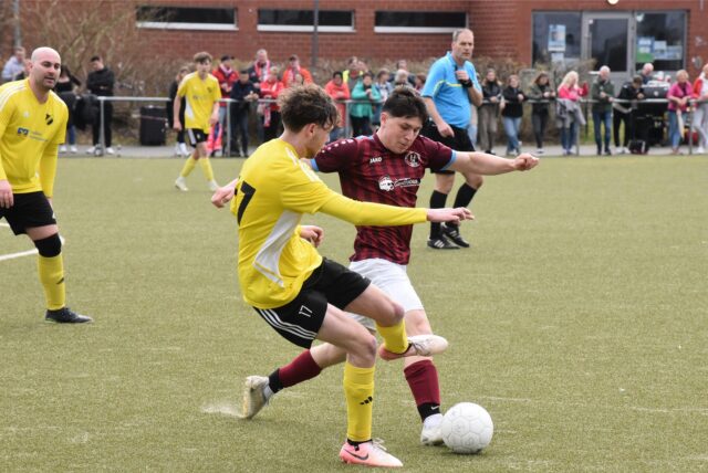 Oberwieses Nils Belda kommt in dieser Szene vor Vinnums Timon Rosenberger an den Ball.