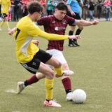 Oberwieses Nils Belda kommt in dieser Szene vor Vinnums Timon Rosenberger an den Ball.