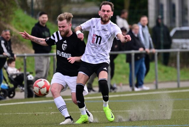 SC-Spieler Julian Becker (l.) im Zweikampf mit Fenerbahces Serkan Kalayci.