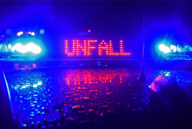 Zwei Blaulichter mit einem Leuchtzeichen, auf dem „Unfall“ steht, dazwischen.