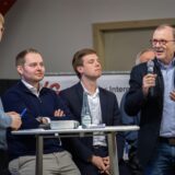 Nicklas Kappe (CDU, 2. v. l.) und Uwe Foulling (Die Linke, rechts)