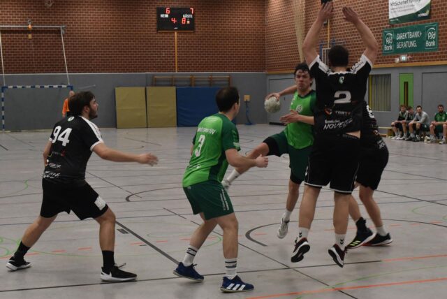 Am Ende war es ein souveräner Sieg des Waltroper HV, hier mit Jona Scheumann beim Wurf, gegen PSV Recklinghausen II.