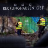 Einsatzkräfte ermittelten nach dem tödlichen Zugunfall im Februar 2023 im Bereich des Bahnhofs Recklinghausen Ost.
