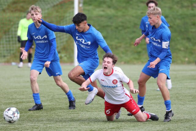 Samer-Amer Sarar (2. v.l.) spielte in der vergangenen Saison noch zusammen mit Felix Schapp (r.) für die U19 des VfB Waltrop in der Westfalenliga (hier gegen Paul Johann Wied von den Sportfreunden Siegen). Jetzt wurde er bei seinem neuen Verein Alemannia Aachen in der dritten Liga eingesetzt.
