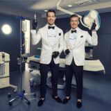 Eine Spritze ist kein Skalpell – so ähnlich hatten die Beauty-Docs „Rick & Nick“, die ihren Wohnsitz in Recklinghausen haben, vor dem Oberlandesgericht argumentiert. Das sah man in Hamm anders und entschied, dass die Unterlassungsklage der Verbraucherzentrale NRW rechtens ist. Vor dem Bundesgerichtshof kommt es nun zur Revision.