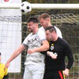 Im Kopfball-Duell mit seinem Henrichenburger Gegenspieler setzt sich hier Vadims Dobrecovs von SW Meckinghoven II durch.