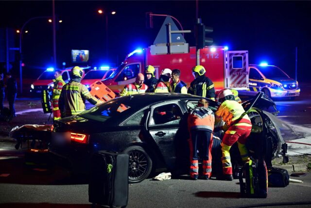 Einsatzkräfte der Marler Feuerwehr und Notärzte kümmerten sich um die Verletzten in dem demolierten Pkw.