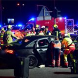 Einsatzkräfte der Marler Feuerwehr und Notärzte kümmerten sich um die Verletzten in dem demolierten Pkw.