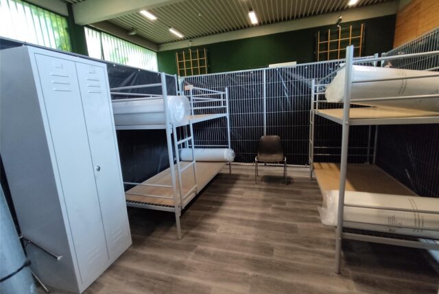 Wohnbereiche für Geflüchtete in der Turnhalle der ehemaligen Wilhelm Raabe-Schule
