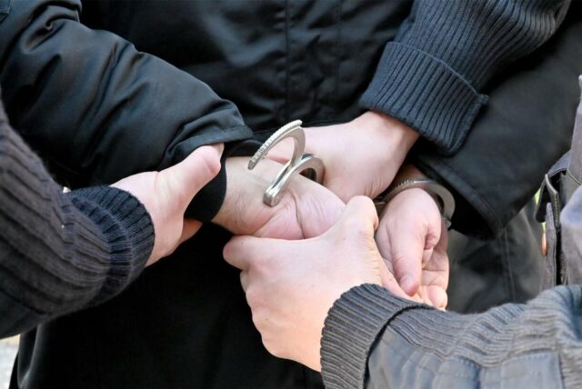 Die Polizei nimmt einen Mann fest