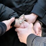 Die Polizei nimmt einen Mann fest