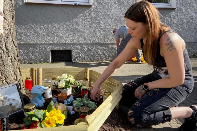 Olga Friesen an der Gedenkstätte für den kleinen Yorkshire-Mix „Bello“.
