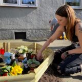 Olga Friesen an der Gedenkstätte für den kleinen Yorkshire-Mix „Bello“.