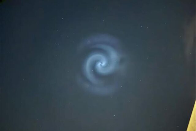 Eine Lichtspirale am Nachthimmel über Deutschland.