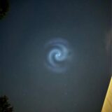 Eine Lichtspirale am Nachthimmel über Deutschland.