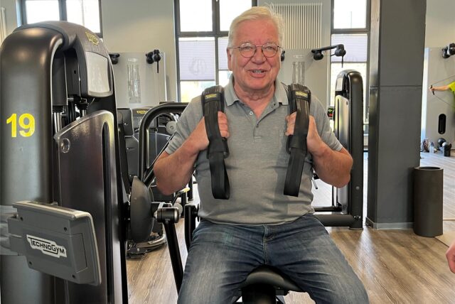 Uwe Sonntag sitzt auf einem Trainingsgerät.