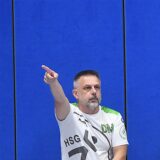 Dino Midzic (l.) ist nicht mehr Trainer der HSG Rauxel-Schwerin, die akut vom Abstieg aus der Bezirksliga bedroht ist.