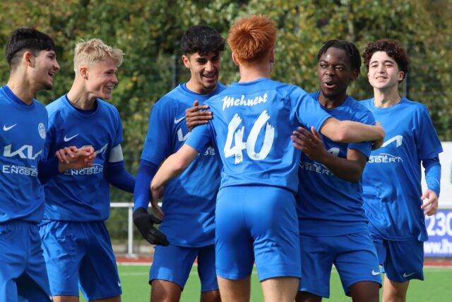 U19-Spieler des VfB Waltrop feiern einen Torerfolg