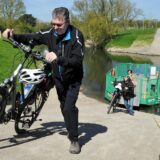 Radfahrer verlassen die Fähre Maifisch über die Lippe in Haltern