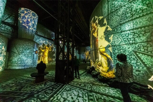 Besucher gehen durch die neue Ausstellung von Phoenix des Lumières in Dortmund.