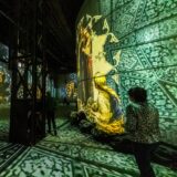 Besucher gehen durch die neue Ausstellung von Phoenix des Lumières in Dortmund.