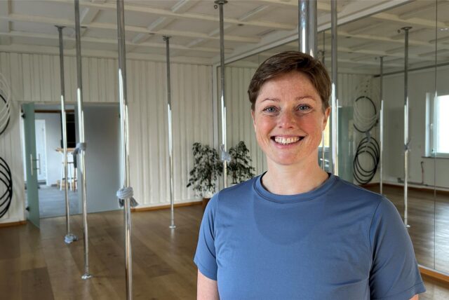 Kirsten Jensen im Studio „Körpernah“. Im Hintergrund sind viele Poledance-Stangen zu sehen.