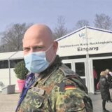 Hertens Kämmerer Dr. Oliver Lind steht in Bundeswehr-Montur vor dem Corona-Impfzentrum des Kreises Recklinghausen auf dem Konrad-Adenauer-Platz.