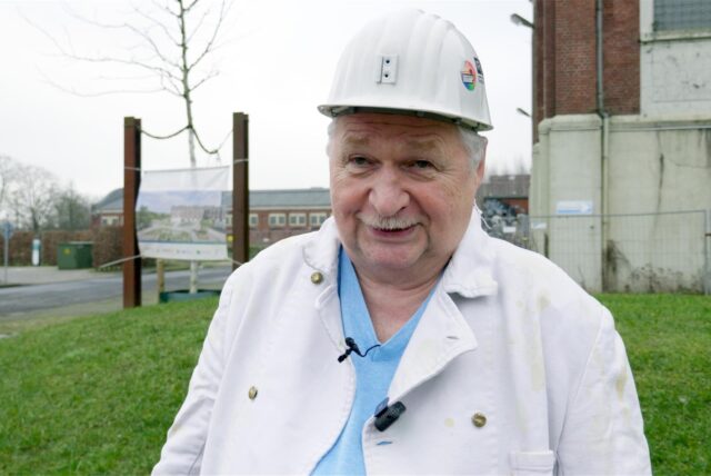 Egon Kopatz steht in Bergmannskluft auf Zeche Westerholt.