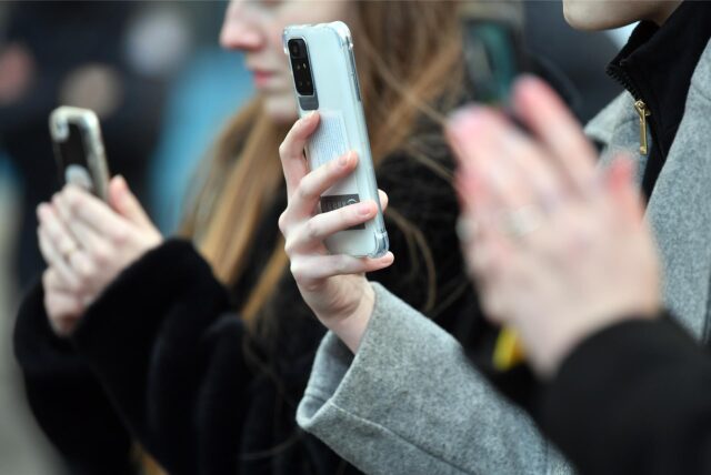 Schüler beobachten und filmen mit ihren Handys eine Vorführung mit Polizeihunden beim Schnuppertag der Thüringer Polizei.