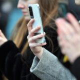 Schüler beobachten und filmen mit ihren Handys eine Vorführung mit Polizeihunden beim Schnuppertag der Thüringer Polizei.
