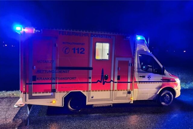 Rettungswagen in der Dunkelheit.