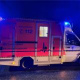 Rettungswagen in der Dunkelheit.
