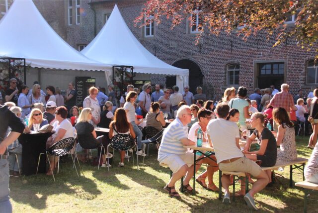 Schon in den letzten Jahren zog das Weinfest viele Besucher auf das Schloss Bladenhorst.
