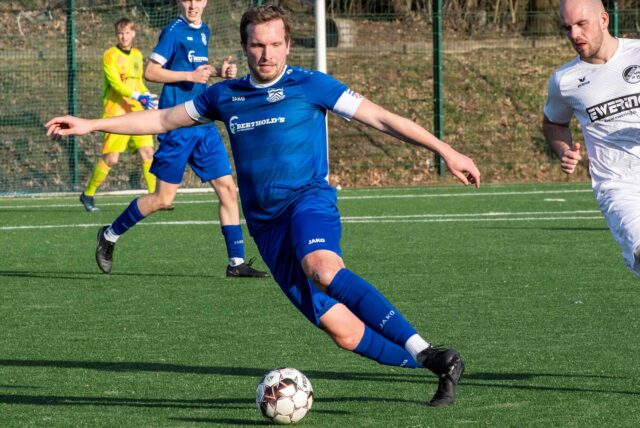Fabian Schulte-Althoff dribbelt mit dem Ball