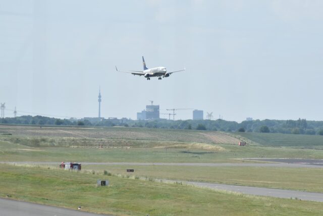Ryanair-Flugzeug landet in Dortmund.