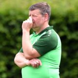 Rene Rembowicz steht nachdenklich an der Seitenlinie
