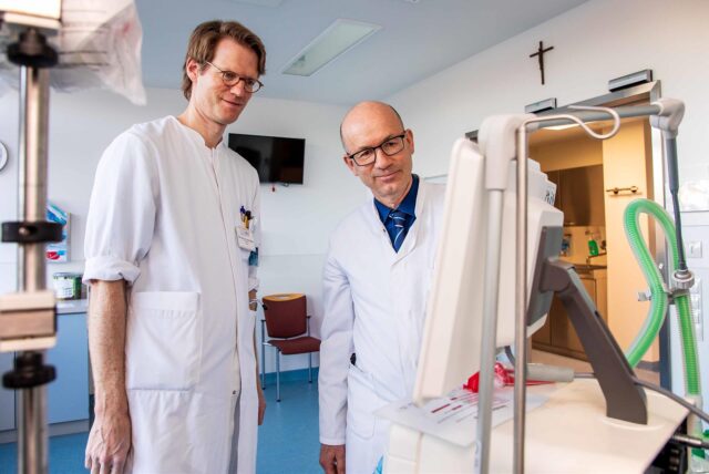Die Chefärzte Dr. Horst Neubauer und Dr. Arnd Giese blicken im St.-Elisabeth-Hospital in Herten auf den Monitor eines Beatmungsgerätes.