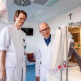 Die Chefärzte Dr. Horst Neubauer und Dr. Arnd Giese blicken im St.-Elisabeth-Hospital in Herten auf den Monitor eines Beatmungsgerätes.