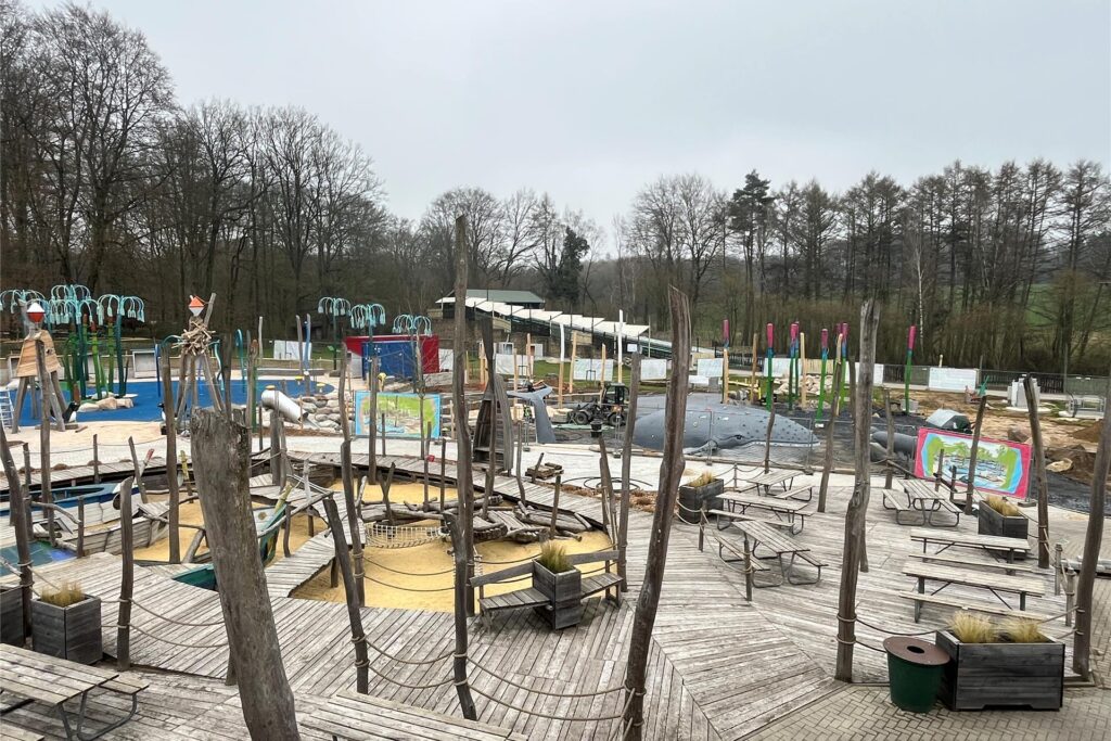 Ein Blick auf die neue Wasserlandschaft des Kettler Hofs in Haltern.