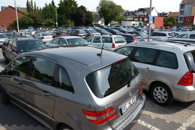 Viele Autos parken auf dem Schemm in Datteln.