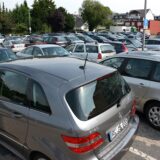 Viele Autos parken auf dem Schemm in Datteln.